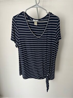 🧡5/$25🧡Matty M Navy and White Striped V-Neck Tie-Hem Tee